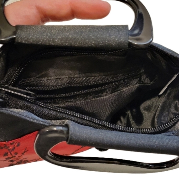 Elegant Red and Black Floral Handbag - Picture 4 of 8